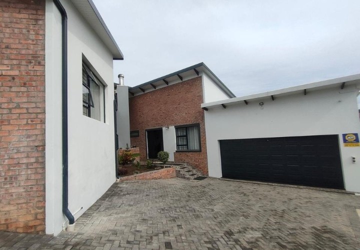 4 Bedroom Property for Sale in Noorsekloof Eastern Cape